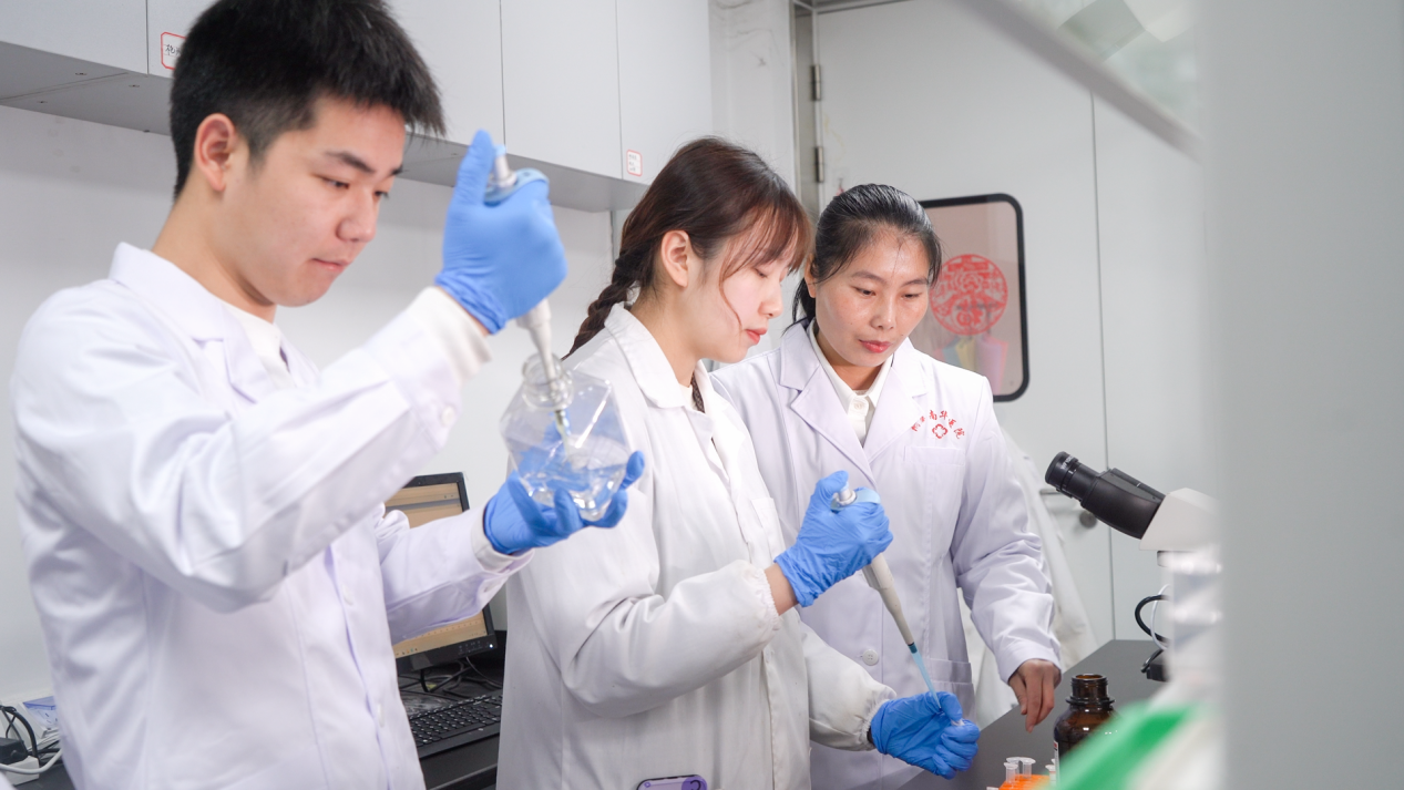 &ldquo;全球前2%顶尖科学家&rdquo;程丹（右一）指导医学生做实验